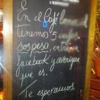 Ay, las buenas costumbres... Esta foto es del Café Comercial, de Madrid. "Se ha puesto en práctica una vieja costumbre napolitana: dejar pagado un café para que se lo tome quien venga detrás y no pueda costeárselo. Del mismo modo, Madame Gi...