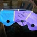 ¿Qué haces si está lloviendo y te das cuenta de que un coche se ha dejado la ventanilla abierta? Alguien dedicó unos minutos a hacer un favor. "No quería que tu coche se mojase. Que tengas un buen día", le escribió.