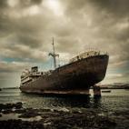 Éste es el Temple Hall, un buque mercante que naufragó en 1981. Ese mismo año sus restos fueron arrastrados a las costa de Lanzarote y allí siguen actualmente. Posiblemente no sea uno de los rincones más famosos de Lanzarote, pero siempre q...