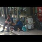 Cuando viajaba por China, Jason Loose, conocido ahora en ese país como 'American French Fry Brother' (el amigo americano de las patatas fritas), se sentó a charlar con una anciana que pedía limosna en la calle y compartió algunas de sus pata...