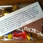 Los niños son adorables... Especialmente fuera de un avión. Este detallazo lo conocimos a través de The Daily Mail. Los padres de dos gemelos de 14 semanas ofrecieron al resto de pasajeros tapones para los oídos y dulces para pedir disculpa...