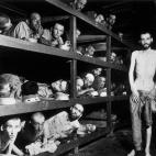 Prisiones del campo de concentración de Buchenwald, en sus literas. Entre ellos figura Elie Wiesel, futuro escritor y ganador del Premio Nobel de la Paz: es el séptimo por la izquierda en la segunda fila de literas (justo al lado de la madera).