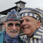 Foto de un supervivientes del campo, el ucraniano Viktor Savytskyi, con el veterano de guerra estadounidense Clarence H. Brockman of McDonald, de Pennsylvania, que formó parte de la 80ª división de infantería que liberó el campo.