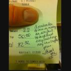 50 dólares de propina, unos días antes del Día de Acción de Gracias. "Un acto de amor en memoria de nuestro hijo, Joel", escribieron, deseando hacer un poco mejor el día del afortunado camarero.