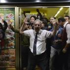 La fama le llegó a Alberto Casillas por imágenes como esta, tomadas en las cargas de la protesta ante el Congreso del 25 de septiembre. Permitió que manifestantes se cobijaran en su bar hasta llenarlo y se quedó a la puerta para impedir que ...