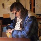 La solidaridad también funciona a través d internet. En mayo, un usuario de Reddit pedía un poco de ayuda para alegrar los últimos meses de vida de su tío, a quien le alegraba recibir cartas. Le llegaron cientos de cariñosas misivas dándo...