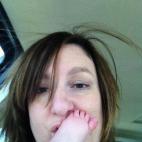 "Dando de mamar en un área de servicio durante un viaje en coche. Él mantuvo su pie ahí todo el rato".