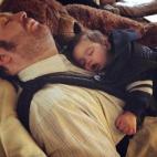 "Los nuevos domingos de fútbol... papá, bebé, oso gigante y grogis frente al televisor".