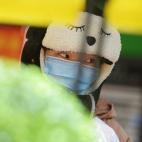 Una mujer, en el supermercado en Wuhan