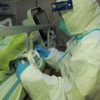 Un médico atiende a un paciente en el hospital de Wuhan, epicentro del foco