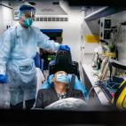 Un sanitario atiende a un paciente en una ambulancia en Hong Kong