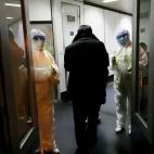 Sanitarios, pendientes de la temperatura de los pasajeros a la salida de un avi&oacute;n en China