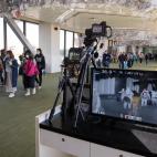 Una mujer y su hija, con mascarillas en el aeropuerto de Manila (Filipinas)