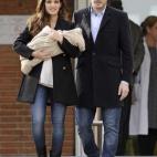 Saliendo del hospital tras dar a luz a su hijo