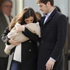 Saliendo del hospital tras dar a luz a su hijo