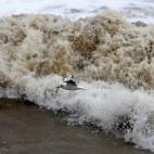 Grandes olas en La Baceloneta