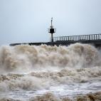 Las olas se comen el paseo en Barcelona