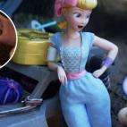 La insignia que las ovejas le dan a Bo Peep es la insignia de Ellie, que Carl (Up) lleva en la solapa.