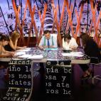 'El Intermedio' es un espacio de información satírica que dura 40 minutos, sin embargo hay un gran trabajo detrás. En la foto se ve al Gran Wyoming con parte del equipo revisando el guión poco antes del comienzo del programa.