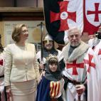 La presidenta de Aragón, Luisa Fernanda Rudi, también ha querido tener una foto 'histórica' y ha vendido el Aragón medieval. Los que se han acercado hasta el pabellón de la comunidad han podido practicar hasta rafting y recibir un masaje. C...