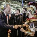 Alberto Fabra ha sido el político más buscado en Fitur. Todos querían saber su opinión sobre las explosivas azafatas de Gandía. Él ha respondido que Valencia no es esa imagen discotequera y ha contraprogramado con una instantánea de romanos.