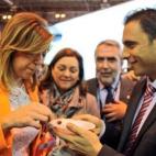 ¡Hay chica nueva en la oficina! Susana Díaz ha debutado como presidenta andaluza en Fitur y hasta Madrid ha ido a vender las bondades de su tierra. Ella misma ha probado alguna delicia en la moqueta de la feria. ¡Rico, rico!