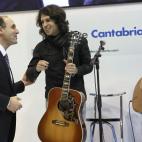 El rock y la política no están pelados. El presidente de Cantabria, Ignacio Diego, y el grupo Rulo y la Contrabanda han hecho piña para promocionar esta comunidad en Madrid.