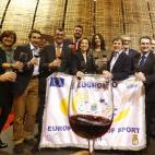 El vino es uno de los grandes atractivos de La Rioja. Para hacer todavía más atractivo el viaje, la alcaldesa de Logroño, Cuca Gamarra, ha llamado hasta el ciclista Pedro Delgado para brindar. De la resaca ya no hablamos.