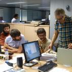 El director y los guionistas comparten mesa de trabajo.