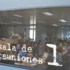 La sala de reuniones es, después de la mesa de redacción, el lugar de corrección y debate de los guionistas.
