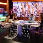 Wyoming y Sandra Sabatés revisan el guión con la subdirectora (o con el director, según el día) y dos guionistas.