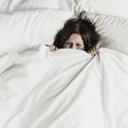 "De hecho, la mayoría de la gente se despierta hasta diez veces cada hora aunque después no se acuerde. Incluso es normal levantarse para ir al baño y tardar 20 o 30 minutos en volver a coger el sueño. Obviamente, si ocurre demasiadas veces,...