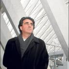 Llamado puente de Calatrava, es un puente sobre la ría del Nervión. Su superficie de cristal es muy resbaladiza y más en el clima húmedo de la ciudad. El Ayuntamiento tuvo que cambiar todas las losetas de cristal –560–, y como son de dis...