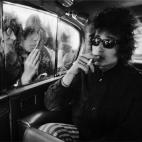 ©BARRY FEINSTEIN PHOTOGRAPHY. All rights reserved, Bob Dylan, Fans looking in limo, London, 1966