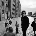 ©BARRY FEINSTEIN PHOTOGRAPHY. All rights reserved, Bob Dylan, Kids on street, Liverpool, 1966 (no.2)