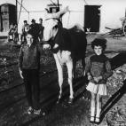Los niños Miguel y Alercon Bentille, fotografiados por Getty Images, vieron el choque de dos aviones estadounidenses sobre el cielo de Palomares (Almería) en la mañana del 17 de enero de 1966. Eran un bombardero B-52 y un avión nodriza KC-13...