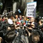 La abogada del sindicato Manos Limpias, Virginia López Negrete, hablando frente a los periodistas que se agolpan en las inmediaciones de la Audiencia Nacional.