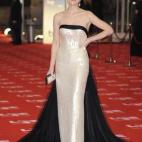 Cuándo: 2011. Qué: Lorenzo Caprile. Por qué: el color nacarado es elegante y no resulta excesivo por los toques negros del vestido. Además, la capa alegra el corte columna de un vestido que, sin ella, se hubiera quedado en lo simple.