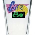 Para no movernos del ambiente de la cafetería que aguantó el paso de las décadas a lo largo de la trilogía. Su vaso está a la venta en Amazon USA por once dólares.