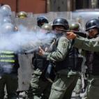 5c8b7b77360000ba1a6d3258