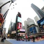 Publicada el día de su estreno, 3 de julio de 1985. No ha resistido demasiado bien el paso de los años: tiene mucho de resumen y poco de crítica. También refleja bien la mejora del periódico en los últimos treinta años.