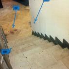 Vista de la escena del crimen desde las escaleras que llevan a la habitación de dónde bajó Pistorius, supuestamente sin saber que Reeva estaba escondida en el baño.