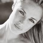 Reeva Steenkamp era una modelo sudafricana que logró ser portada de importantes revistas con la FHM. Murió el 14 de febrero de 2013 en un incidente que está siendo investigado tras ser baleada en su hogar por su pareja en ese entonces, el at...