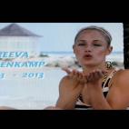 Reeva Steenkamp era una modelo sudafricana que logró ser portada de importantes revistas con la FHM. Murió el 14 de febrero de 2013 en un incidente que está siendo investigado tras ser baleada en su hogar por su pareja en ese entonces, el at...
