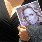 Reeva Steenkamp era una modelo sudafricana que logró ser portada de importantes revistas con la FHM. Murió el 14 de febrero de 2013 en un incidente que está siendo investigado tras ser baleada en su hogar por su pareja en ese entonces, el at...