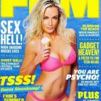 Reeva Steenkamp era una modelo sudafricana que logró ser portada de importantes revistas con la FHM. Murió el 14 de febrero de 2013 en un incidente que está siendo investigado tras ser baleada en su hogar por su pareja en ese entonces, el at...