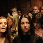 La hermana de la modelo asesinada (Reeva Steenkamp) Aimee, en el centro de la imagen.