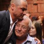 El hermano y el padre de Oscar Pistorius, Carl (Iz) and Henke.