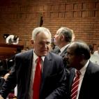 El abogado de Pistorius, Kenny Oldwage, a la izquierda