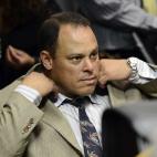 El encargado de investigar el caso, Hilton Botha, acusado ahora de intento de asesinato por haber disparado contra un minibús con siete pasajeros